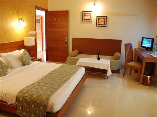 Ocean Waves Sun Baga Hotel Exterior photo